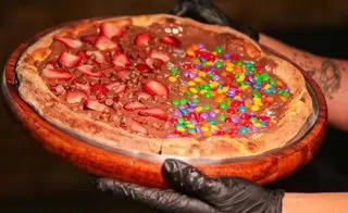 Pizza doce de chocolate com morango e confetes