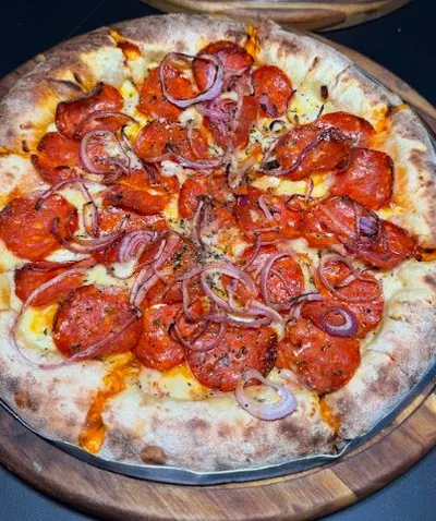 Pizza da Moriá com pepperoni e cebola roxa